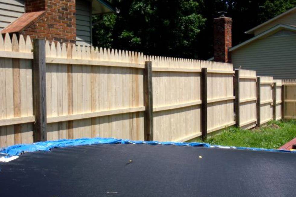 side view of the fencing of the house